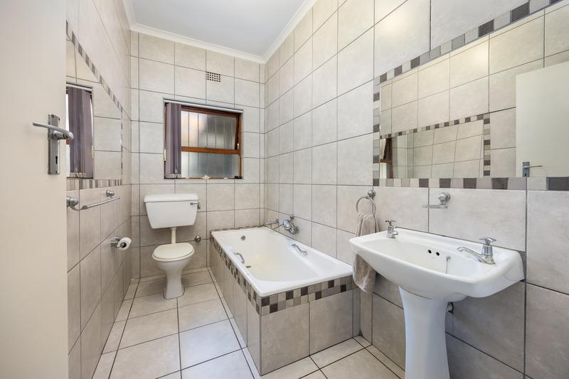 3 Bedroom Property for Sale in Peerless Park North Western Cape